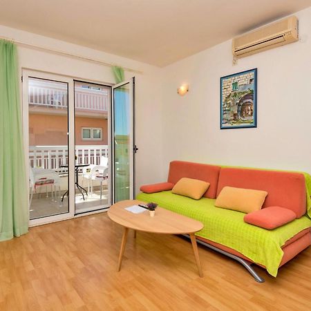 Lovely Apartment In Makarska With Kitchen Exterior foto