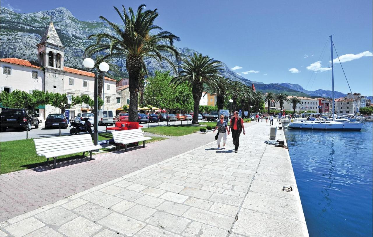 Lovely Apartment In Makarska With Kitchen Exterior foto
