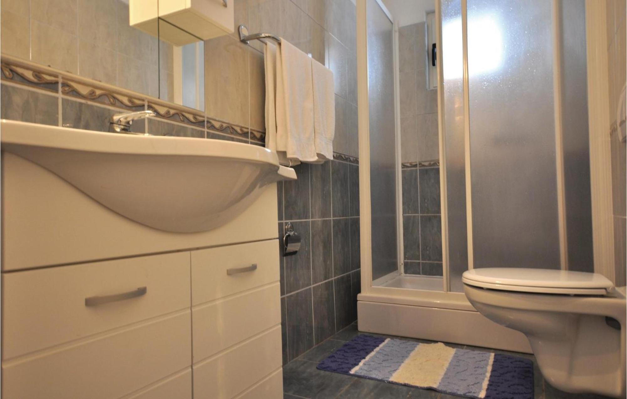 Lovely Apartment In Makarska With Kitchen Exterior foto